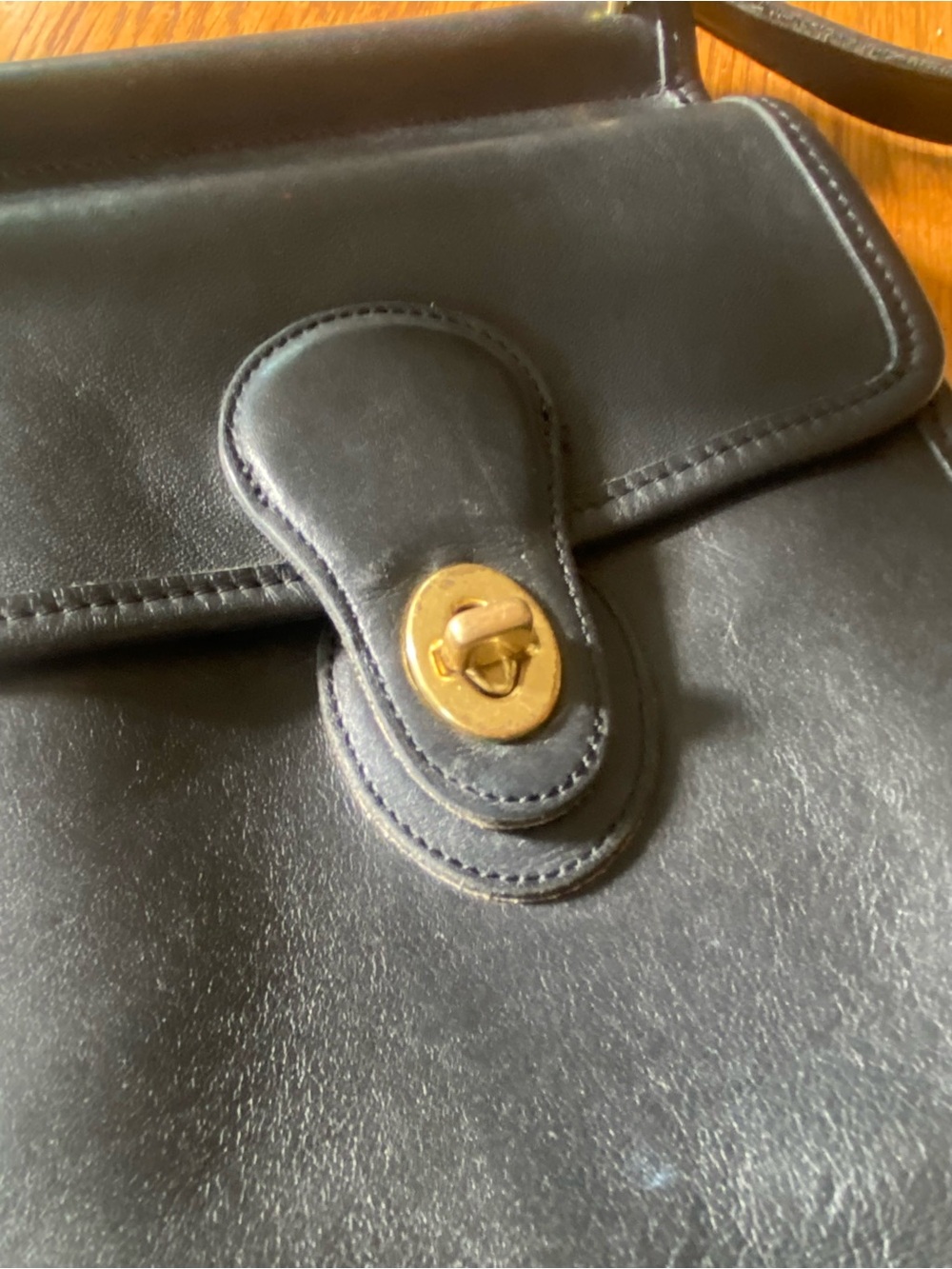 Vintage Coach Murphy 1990’s Leather Crossbody with Gold Turn-Lock - Picture 3 of 11